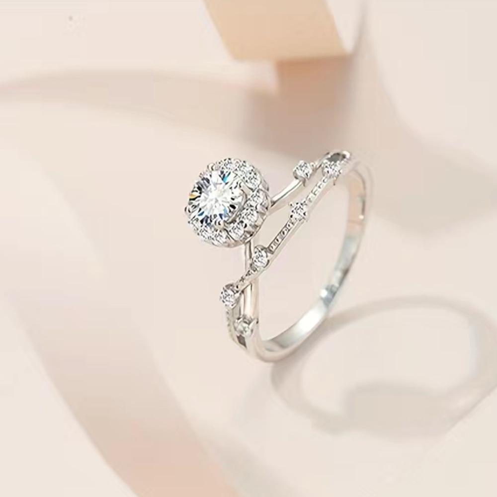 Gorgeous 1CT Sterling Silver Moissanite Ring - Picture 3 of 6